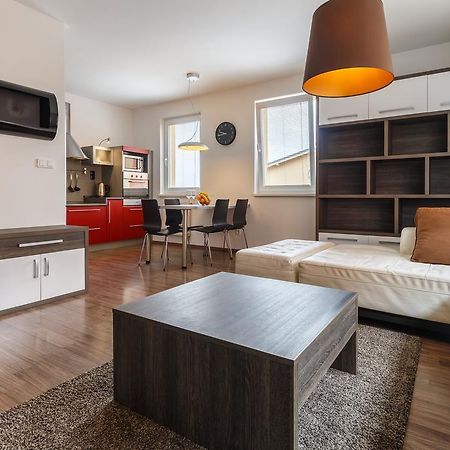 Modern Apartment With 2 Bedrooms كارلوفي فاري المظهر الخارجي الصورة