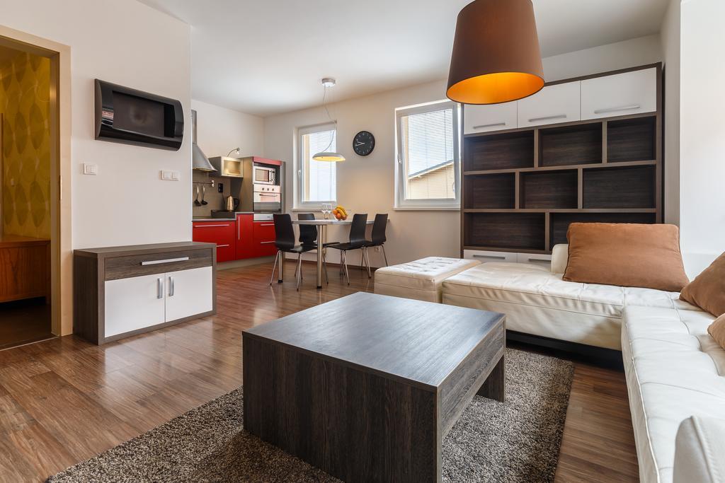Modern Apartment With 2 Bedrooms كارلوفي فاري المظهر الخارجي الصورة