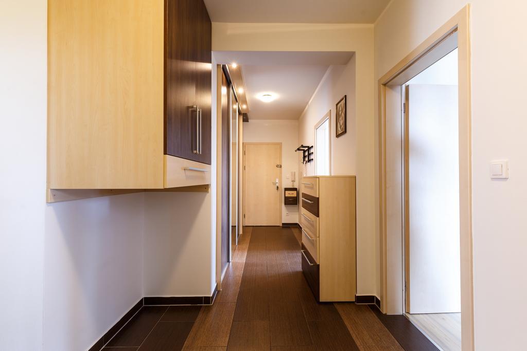 Modern Apartment With 2 Bedrooms كارلوفي فاري المظهر الخارجي الصورة