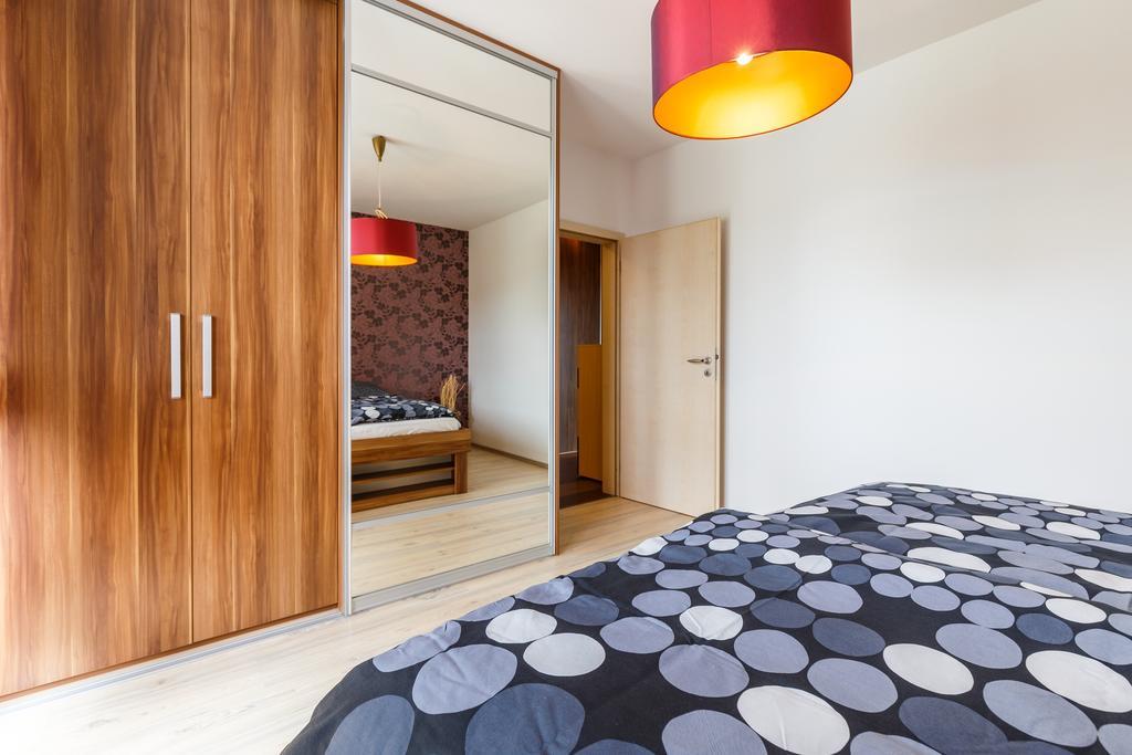 Modern Apartment With 2 Bedrooms كارلوفي فاري المظهر الخارجي الصورة