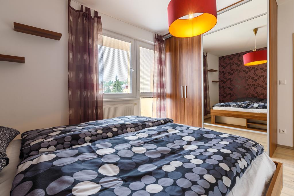 Modern Apartment With 2 Bedrooms كارلوفي فاري المظهر الخارجي الصورة