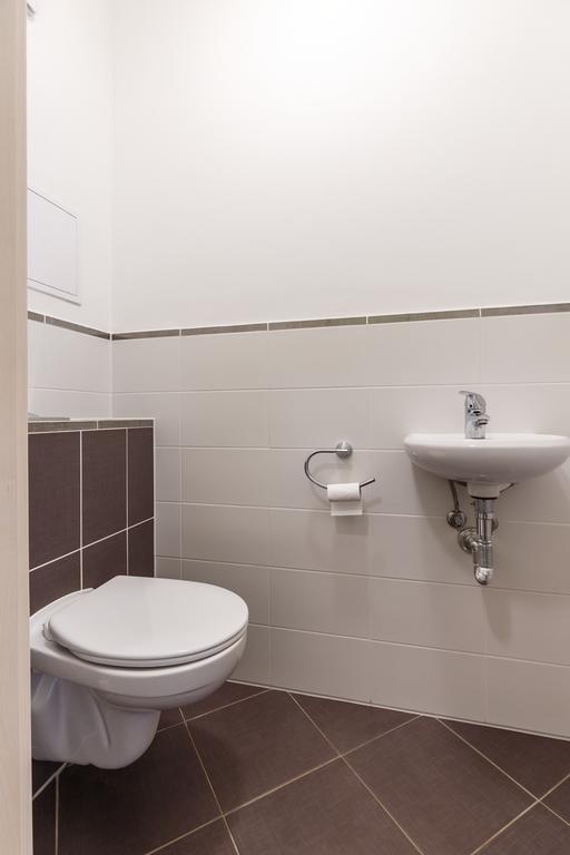 Modern Apartment With 2 Bedrooms كارلوفي فاري المظهر الخارجي الصورة