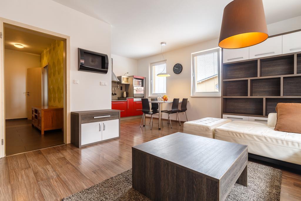 Modern Apartment With 2 Bedrooms كارلوفي فاري المظهر الخارجي الصورة